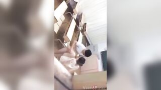 Vcl quay lén, 2 e học sinh djt nhau trong lớp học khi ko ai ở nhà