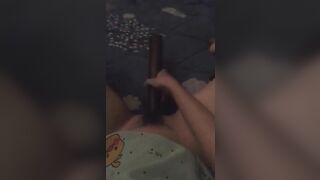 Yến Linh nhét chài đâm tiêu vào lồn thay sextoy