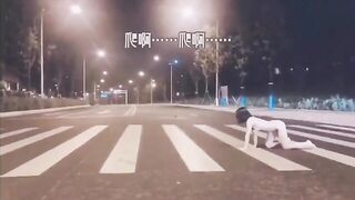 Những cô gái khoe lồn nơi công cộng 18