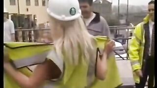 Những cô gái khoe lồn nơi công cộng 11