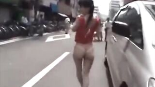 Những cô gái khoe lồn nơi công cộng 13