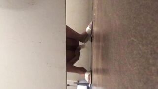 Quay lén chị gái lồn không lông đi vệ sinh