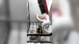 Quay lén em hàng xóm tắm thì bị phát hiện