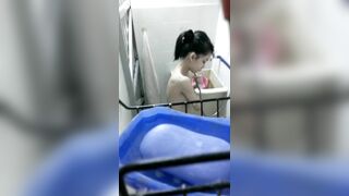 Quay lén em hàng xóm tắm thì bị phát hiện