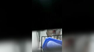 Quay lén em hàng xóm tắm thì bị phát hiện