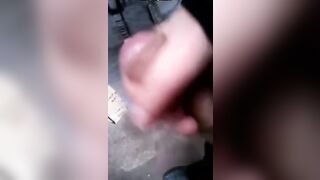 Bắn tinh lên mông em gái ở bến xe