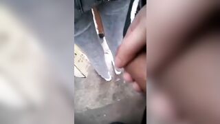 Bắn tinh lên mông em gái ở bến xe