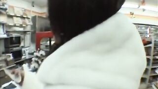 Những cô gái không mặc quần áo nơi công cộng 13