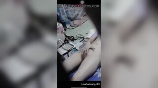 Quay lén được em gái vừa coi sex vừa thủ dâm