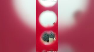 Đặt camera quay lén bà dì xem bị phát hiện