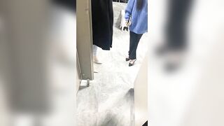 vào wc nữ gạ địt 2 em chân dài