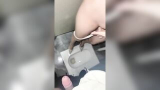 vào wc nữ gạ địt 2 em chân dài