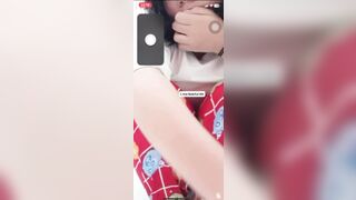Dụ bé học sinh mập học chung lớp vô tolet gọi video cởi đồ xem body em ngon vãi