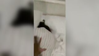 Đang móc lồn thì bị thg bạn kéo chăn phát hiện đè ra chịch luôn 2