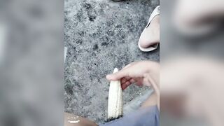 Thủ dâm bằng trái bắp