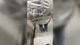 Đái lén lên em gái đi thang máy 2