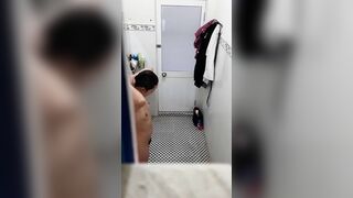 Quay lén em gái tắm lồn nhiều lông