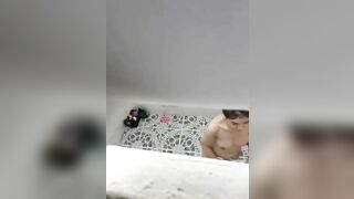Quay lén bà dì tắm