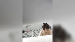 Quay lén bà dì tắm