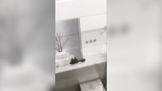 Bảo vào nhà tắm lấy ví, Thg khốn đè con bạn ra bú lồn r chịch