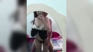 Em gái vợ thích chơi trước gương