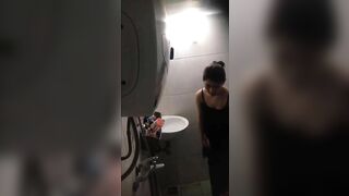 Quay lén em ny sinh viên tắm