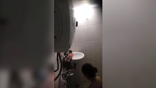 Quay lén em ny sinh viên tắm
