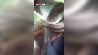 Vô quán trà sữa em nữ sinh kéo áo cho bú hôn hít