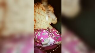 Em gái H' Mông mới lớn ở nhà một mình nứng lồn nên thủ dâm cho sướng lồn