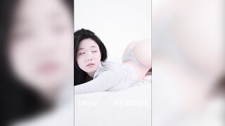 Nhìn cái khe vú là muốn nhét con cặc vào sóc vú bự mông to dâm đãng gạ địt
