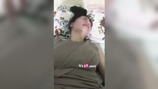 Nhét cả bàn tay vào cái lồn dâm mẹ vợ , chọc chọc lỗ đít hỏng hết hàng mẹ vợ