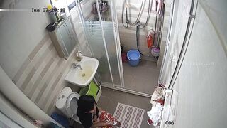 Hack Cam Ghi Lại Cảnh Sinh Hoạt Của 2 Mẹ Con