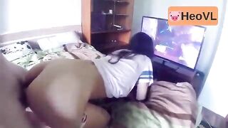 Đang chs game mà thg Bạn Cứ Bóp vú nên cởi đồ cho nó chịch