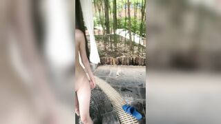 Public thủ dâm ở suối nước nóng xong bị móc lồn