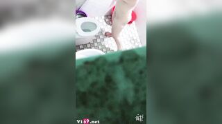 Đang quay lén chị dâu vú siêu khủng tắm thì bị lộ