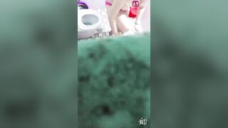 Đang quay lén chị dâu vú siêu khủng tắm thì bị lộ