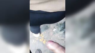 Xuất tinh lên mông e gái ngoài đường