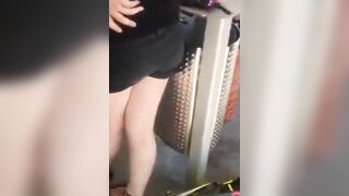 Em gái bị xuất lên mông không biết gì