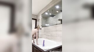 Cô em mũm mĩm thủ dâm tại bồn tắm