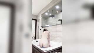 Cô em mũm mĩm thủ dâm tại bồn tắm