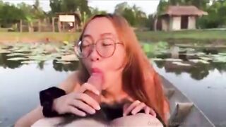 Mút mát liếm mút con cặc to giữa hồ khi đi công viên