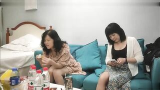 2 thanh niên china đổi mẹ coi mẹ ai sướng hơn