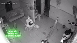 Hack camera 2 vợ chồng dâm trốn con ra phòng khách đụ cực nứng