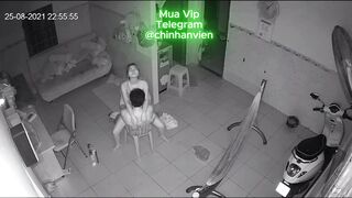 Hack camera 2 vợ chồng dâm trốn con ra phòng khách đụ cực nứng
