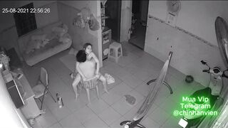 Hack camera 2 vợ chồng dâm trốn con ra phòng khách đụ cực nứng