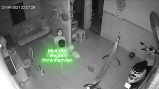 Hack camera 2 vợ chồng dâm trốn con ra phòng khách đụ cực nứng