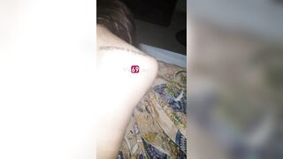 Anh bật đèn làm gì thế chói mắt em