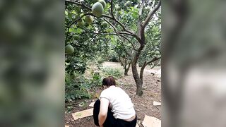 Chị mb đang vạch lồn thủ dâm sau vườn thì bị mẹ nhìn thấy hết ra chửi cho 1 trận