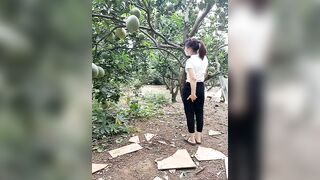 Chị mb đang vạch lồn thủ dâm sau vườn thì bị mẹ nhìn thấy hết ra chửi cho 1 trận