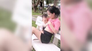 Quay lén em gái vạch vú cho con bú ngay ngoài công viên